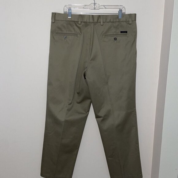 Dockers D3 Classic Fit Y2K Pleat Front Pants Beige  Signature Khaki Size 38 X 29 - Picture 3 of 9